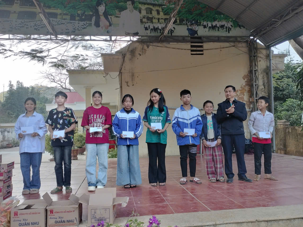 trao giải nhì cho các đội thi